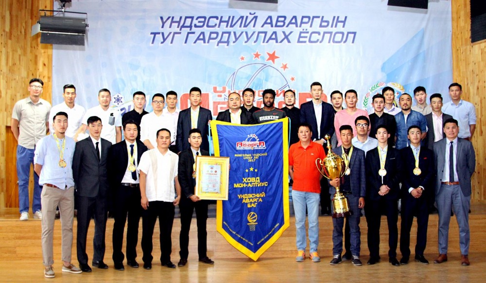 Үндэсний аваргууд тугаа гардан авлаа