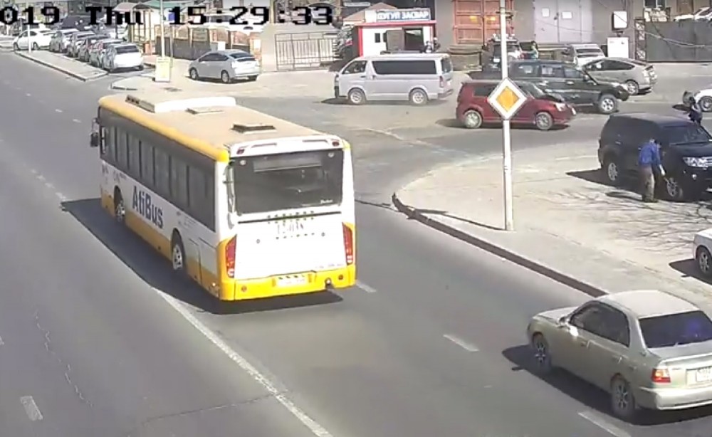 ВИДЕО: Хоёр машин мөргөлдөн явган хүний зам руу орж, хоёр иргэнийг ...