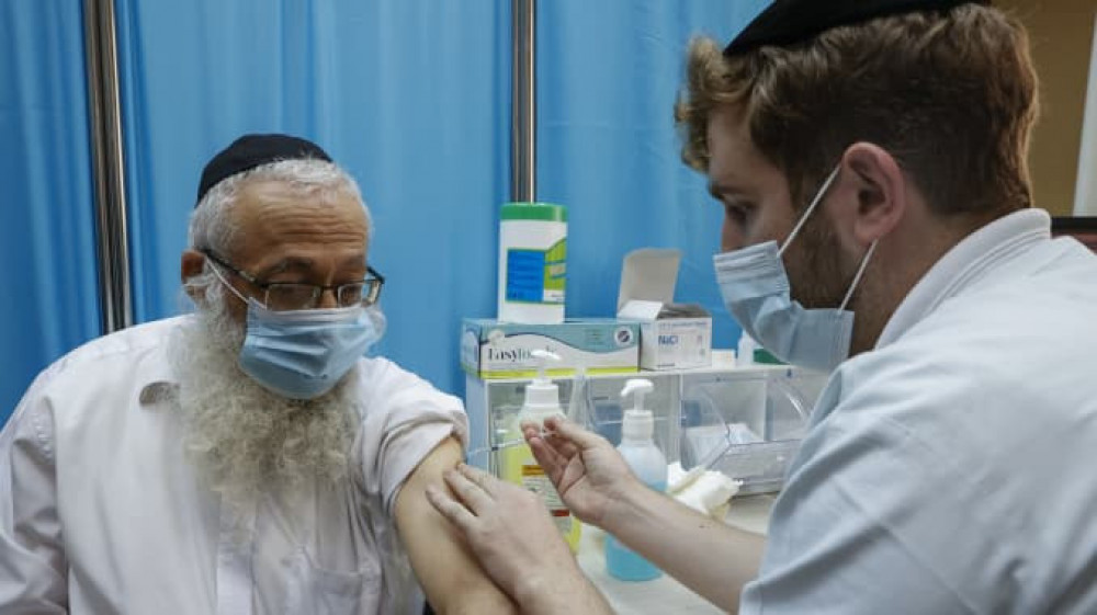 Израил улс хүн амынхаа 70 гаруй хувийг вакцинжууллаа