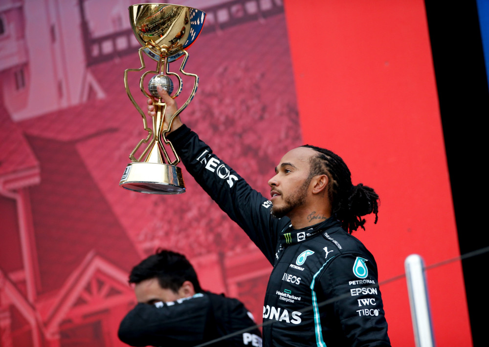 Льюис Хэмилтон Formula 1-ийн гараанд 100 удаа түрүүллээ