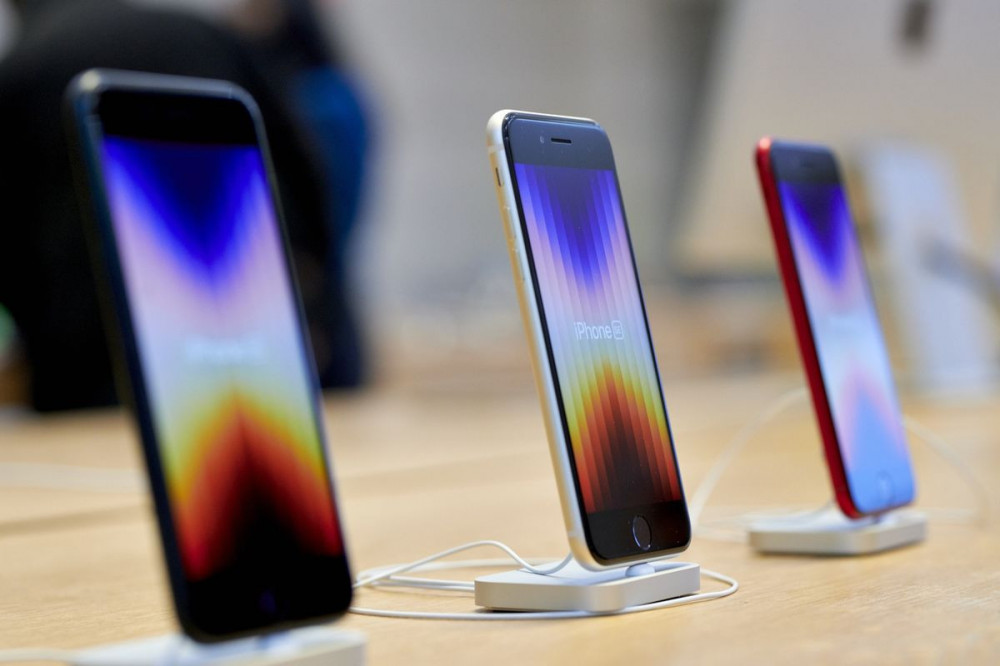 “APPLE” компани “Iphone SE” загварынхаа үйлдвэрлэлийг 20 хувиар бууруулна