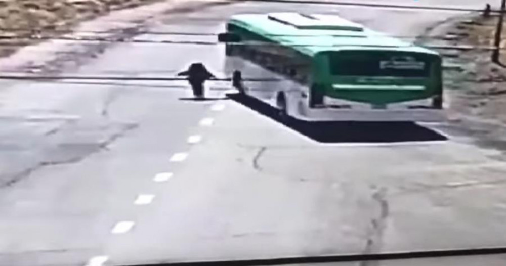 Хүүхдийг орхиж явсан автобусны жолоочийн цалинг 30 хувиар бууруулжээ