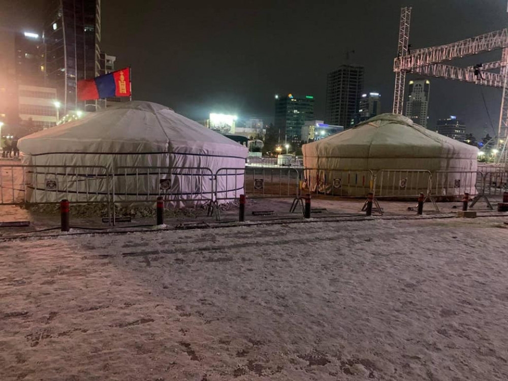 Жагсагчдын эрүүл мэндийн байдлыг харгалзаж хоёр гэрийг буулгажээ