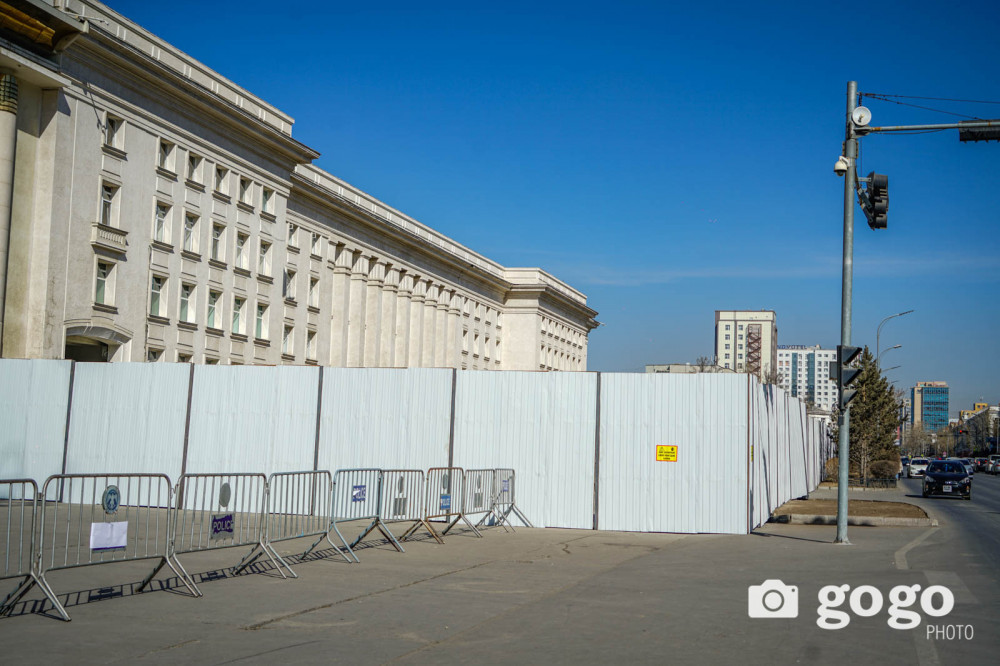 ФОТО: Төрийн ордны хашааг засварлаж эхэлжээ