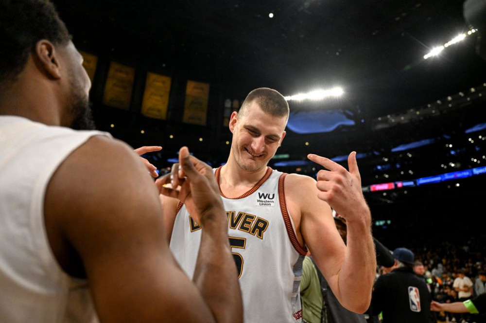 Denver Nuggets баг NBA-ын аваргын цомыг анх удаа өргөлөө