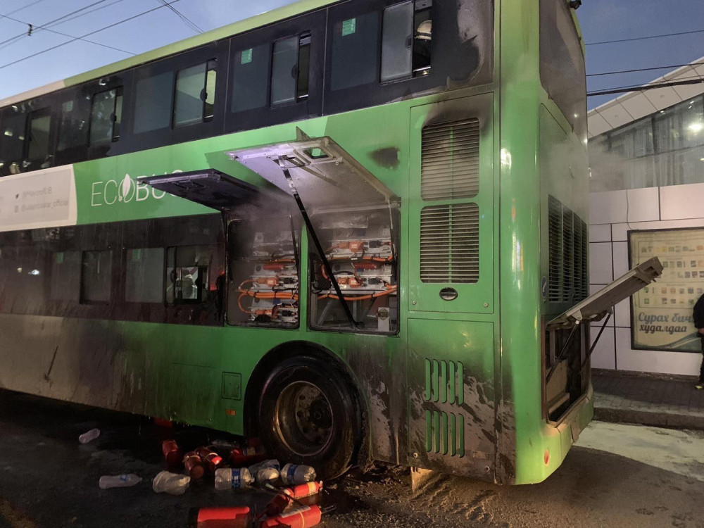 Хоёр давхар автобусны хөдөлгүүр хэсгээс гал гарч шатжээ