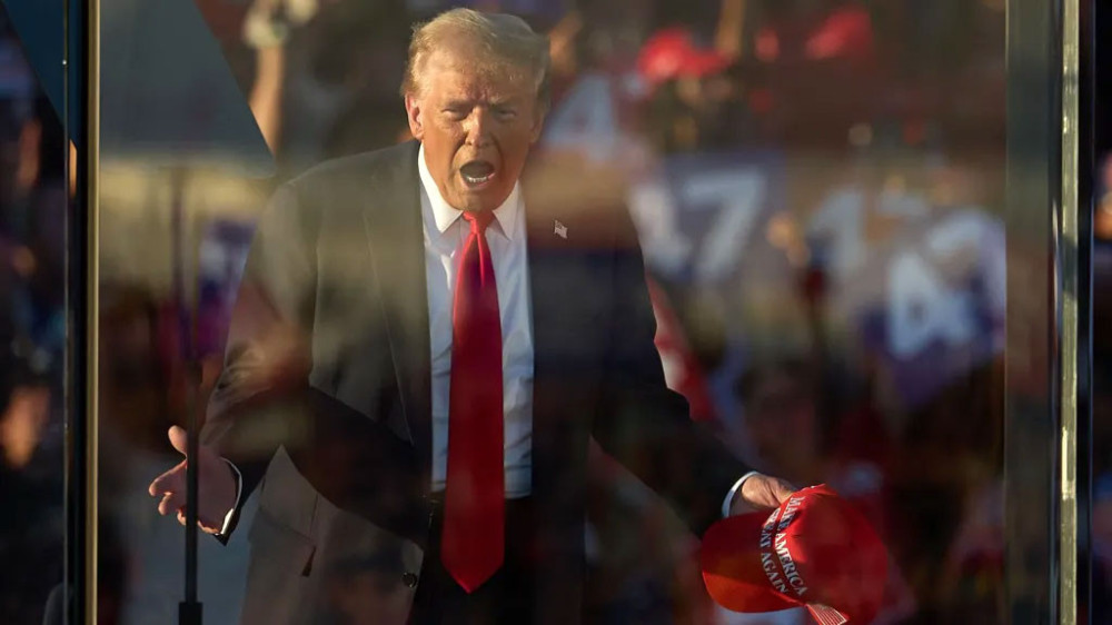 Дональд Трампын ойролцоогоос хоёр буутай, хуурамч паспорттой хүнийг ...