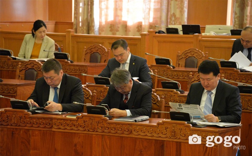 МАН-ын бүлгийн гишүүд танхимд орж ирээгүй байна