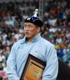 Ц.Содномдорж начин “Өндөр” Гамбаа гарьдыг унагаж гаршив